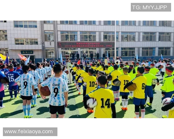 小球迷与足球球星击拳瞬间温暖人心传递激情与梦想