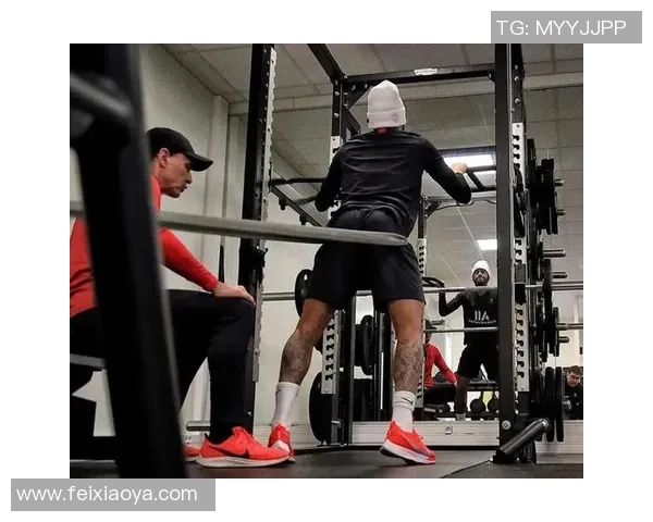 足球巨星大腿力量惊人瞬间展现，实力与魅力并存的完美画面